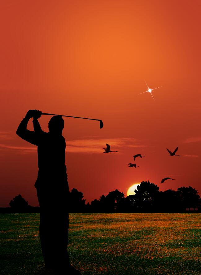 夕阳下打高尔夫的男人背景源文件